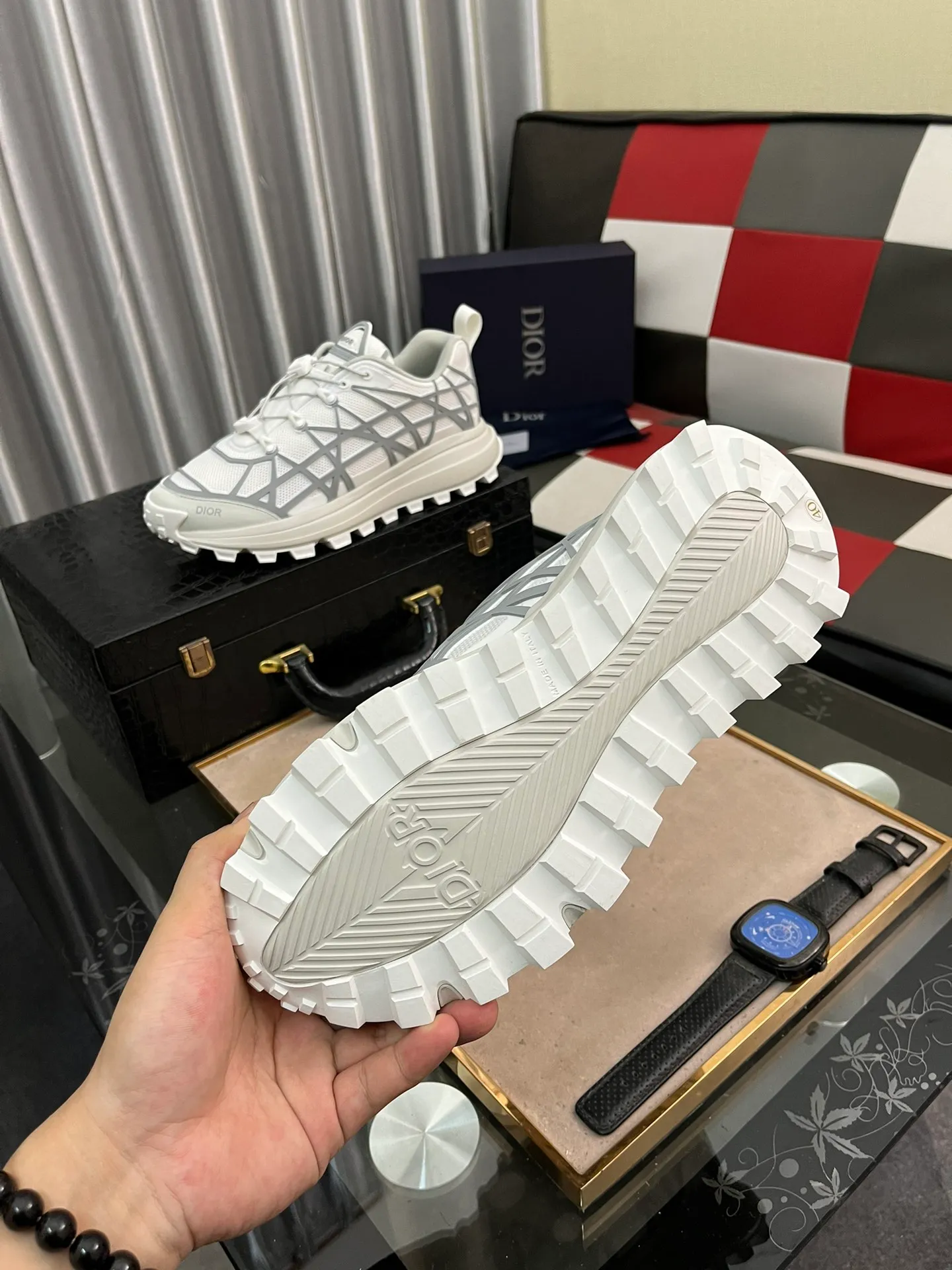 Ex-factory price 520⌚️⌚️B31 RUNNER sports shoes highlight the fashionable silhouette and are decorated with curved cannage pattern. They reinterpret the classic pattern in a structural style and enrich the Dior 2023 summer men's wear series. Meticulously crafted using the advanced craftsmanship of hiking shoes, it blends outdoor culture with Dior heritage. Code number 38-445⃣️Color optional